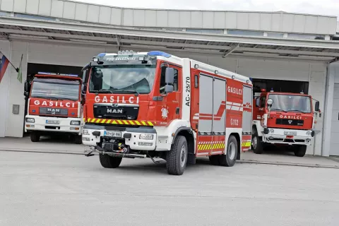 Za novo avtocisterno so si v PGD Železniki dolgo prizadevali. Sedanja je stara 32 let. / Foto: Tina Dokl / Foto: 