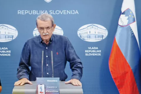 Doc. dr. Adolf Lukanovič, dr. med., je zbolel za covidom-19. Potek bolezni pri njem je bil težak, na tanki meji med življenjem in smrtjo. Po dolgotrajnem zdravljenju in rehabilitaciji se je na vso srečo vrnil v življenje ... / Foto: 