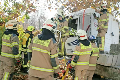 Zdaj je tudi pravnomočno: poklicnim gasilcem, tudi kranjskim, pripada za polovico višje nadomestilo prehrane med nočnim delom. / Foto: Tina Dokl / Foto: 