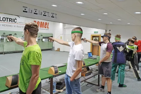 Tekmovanje je potekalo v Železnikih na elektronske tarče. / Foto: arhiv tekmovanja / Foto: 