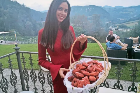 Patricija Rajković z Jesenic je pripravila flancate rdeče barve. / Foto: arhiv dogodka (Arseniy Arakelov) / Foto: 