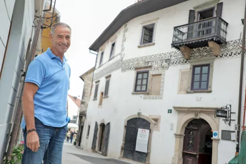 Damijan Ambrožič pred Homanovo hišo / Foto: Tina Dokl / Foto: 