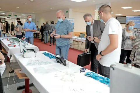 Uporaba maske bo v zaprtih javnih prostorih odslej obvezna. / Foto: Tina Dokl / Foto: 