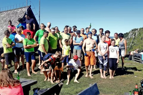 Udeleženci pohoda bosonogih na Ratitovec večinoma prihajajo iz Selške doline in Škofje Loke, med njimi je tudi veliko družin. / Foto: Rok Bertoncelj / Foto: 