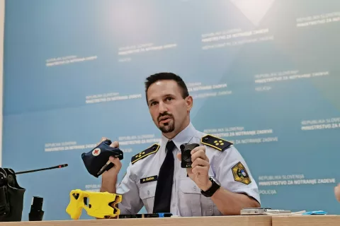Poleg električnega paralizatorja bodo policisti obvezno nosili tudi kamero, opremljeni pa bodo še s torbico za prvo pomoč, je razložil Matjaž Čuček iz Sektorja za policijska pooblastila in preventivo. / Foto: Simon Šubic / Foto: 
