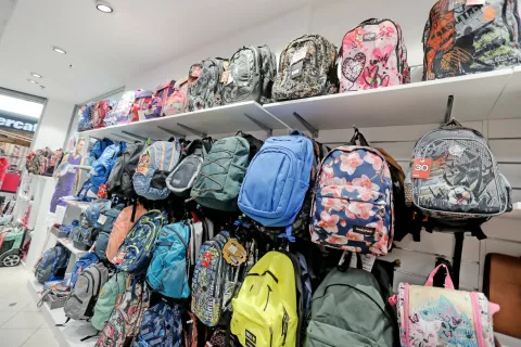 Pri izbiri šolske torbe je treba biti pozoren na udobje, primerno velikost, funkcionalnost in varnostni vidik. / Foto: Tina Dokl / Foto: 