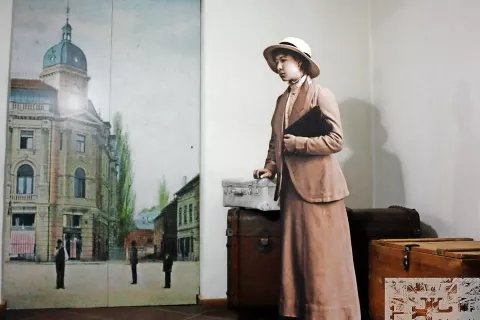 Stalno razstavo o svetovni popotnici, pisateljici, ljubiteljski raziskovalki, poliglotki in teozofinji Almi Karlin si lahko ogledamo v Pokrajinskem muzeju Celje. / Foto: Wikipedija / Foto: 