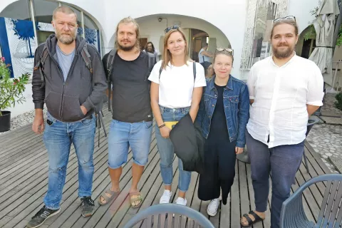 Pet režiserjev, ki bodo v novi sezoni Prešernovega gledališča na oder aktualnega časa za nas postavljali predstave: (od leve) Jernej Lorenci, Žiga Divjak, Maša Pelko, Mateja Kokol in Luka Marcen / Foto: Igor Kavčič / Foto: 