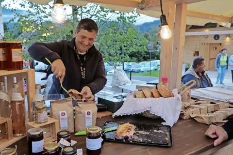 Marija Žvan s kmetije Pr' Vandrovc je kaj hitro ostala brez sladkih dobrot, ki jih je pripravila za torkovo dogajanje v Stari Fužini. / Foto: 