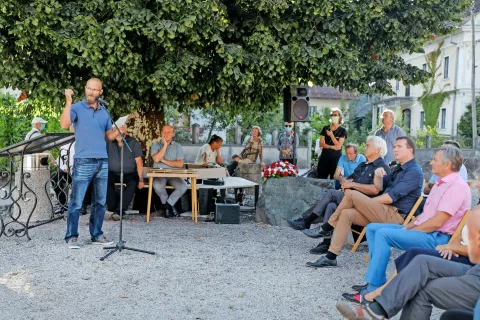 Lovru Tomanu so se ob 150. obletnici smrti poklonili v njegovi Kamni Gorici. / Foto: Tina Dokl / Foto: 