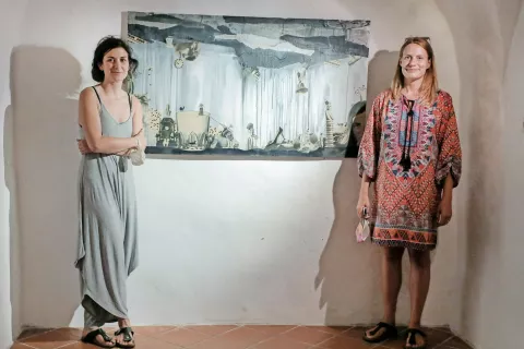 Čudoviti svet kolaža: umetnica Maruša Štibelj (levo) in kuratorka razstave Zala Orel / Foto: Tina Dokl / Foto: 