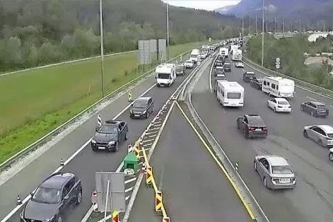 Na gorenjski avtocesti med Lescami in predorom Karavanke v smeri Avstrije je že nastal osem kilometrov dolg zastoj, čakalna doba je trenutno več kot šest ur, sporoča Dars. / Foto: Dars / Foto: 