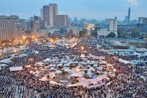 Na trgu Tahrir v Kairu je leta 2011 več kot milijonska množica protestirala proti režimu nekdanjega predsednika Mubaraka. Med protesti pa so se dogajala tudi množična posilstva navzočih žensk. / Foto: Wikipedija / Foto: 