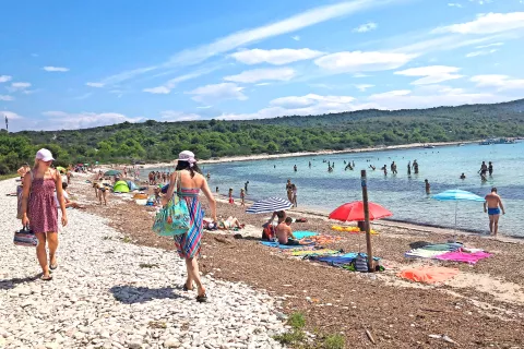 Na hrvaških plažah (na fotografiji je plaža Sakarun na Dugem otoku) je bilo letos zaznati manjšo gnečo, a dopustovanje zaradi ukrepov za preprečevanje širjenja covida-19 ni bilo nič drugačno kot pretekla leta. / Foto: osebni arhiv Staše Lotrič / Foto: 