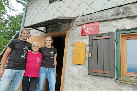 Goranu Krstiću in njegovemu dekletu Kristini Pahor pri delu v planinskem domu rada pomaga tudi Tanja Amidžić, ki je bila nekdaj oskrbnica doma tudi sama. / Foto: 