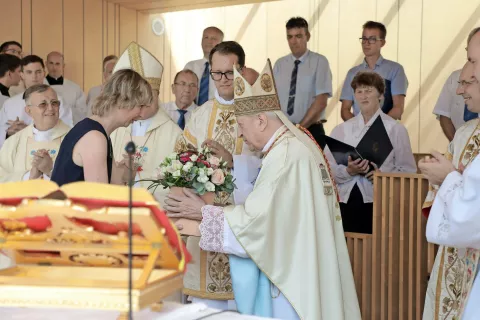 Šopek za biseromašnika. Izročila mu ga je direktorica Romarskega urada Brezje Andreja Eržen Firšt. / Foto: Tina Dokl / Foto: 