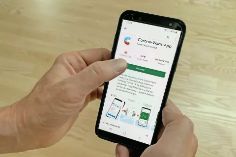 Aplikacija #OstaniZdrav je uporabnikom mobilnih naprav z operacijskim sistemom Android že na voljo. / Foto: 