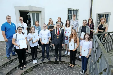 Letošnji zlati maturanti in dijaki, ki so bili vsa štiri leta odlični, z radovljiškim županom Cirilom Globočnikom / Foto: Gorazd Kavčič / Foto: 