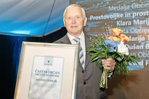 Metod Ferbar je na začetku julija na slavnostni seji občinskega sveta Občine Medvode prejel naziv častnega občana občine Medvode. / Foto: Peter Košenina / Foto: 