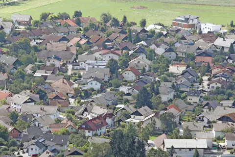Novi gradbeni zakon naj bi poenostavil tudi pridobivanje uporabnih dovoljenj za že zgrajene enostanovanjske hiše. (Slika je simbolična.) / Foto: Gorazd Kavčič / Foto: 
