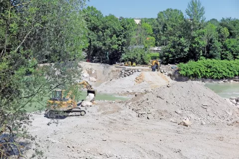 V Kranju pri Majdičevem logu na reki Savi že skoraj mesec dni brnijo gradbeni stroji. / Foto: 