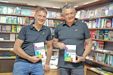 Avtorja knjige Enominutni trening za dušo in telo – Kako iz muhe narediti slona? Janez Hudovernik in Roman Peterman / Foto: Tina Dokl / Foto: 