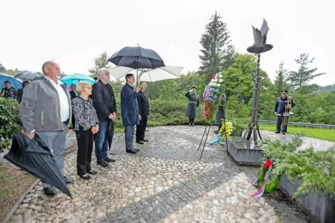 Predsednik Republike Slovenije Borut Pahor, župan Občine Naklo Ivan Meglič in predstavniki Združenja borcev za vrednote NOB Naklo so se s polaganjem vencev pri novem spomeniku poklonili tragično umrlim talcem na Bistriškem klancu. / Foto: Tina Dokl / Foto: 