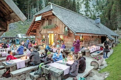 Planšarija Dolga njiva je zanimiv kulinarični dogodek gostila že drugič. / Foto: Tina Dokl / Foto: 