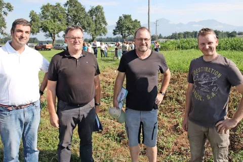 Vladimir Meglič in Peter Dolničar s kmetijskega inštituta, Werner Vogt - Kaute iz nemškega ekološkega združenja Naturland in Matej Konc z ekološke kmetije Kozina /  Foto: Gorazd Kavčič / Foto: 