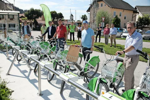 Podžupan Radovljice Miran Rems, župan Naklega Ivan Meglič, župan Jesenic Blaž Račič, župan Tržiča Borut Sajovic in podžupan Kranja Janez Černe na postaji za izposojo koles v Begunjah / Foto: Gorazd Kavčič / Foto: 