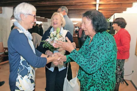 Prisrčno srečanje profesoric kemije v škofjeloški Kašči oktobra 2016 (od desne proti levi): prof. dr. Aleksandra Kornhauser Frazer, Ela Teran, prof., in Marija Klofutar, prof. / Foto: Tina Dokl / Foto: 