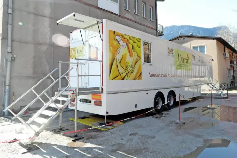 Na Gorenjskem presejalno mamografijo opravljajo v stacionarni enoti v Kranju in v mobilni enoti na Jesenicah (na sliki). / Foto: Gorazd Kavčič / Foto: 