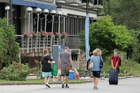 Doslej je bilo štirinštirideset odstotkov bonov uporabljenih za hotelske namestitve, dvajset odstotkov v apartmajih in deset odstotkov v kampih. / Foto: Gorazd Kavčič / Foto: 