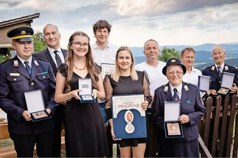 Letošnji občinski nagrajenci: spredaj Branko Urbanc, Kika Szomi Kralj, Zala Pezdirc, Marija Repanšek, zadaj poleg župana Franca Jeriča Tim Janežič, Andrej Šink, Renato Osolnik in Stanislav Šimenc / Foto: Občina Mengeš / Foto: 