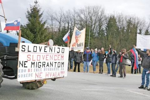 S šenčurskega protesta proti nastanitvi migrantov leta 2016 / Foto: Tina Dokl, arhiv GG / Foto: 