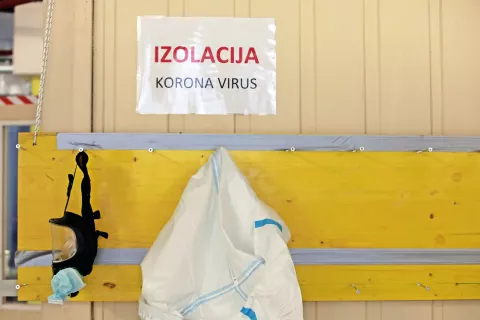 Število okužb je že nekaj dni dvomestno. / Foto: Gorazd Kavčič / Foto: 