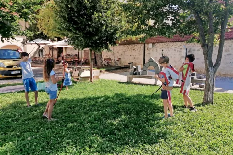 Otroci zelo uživajo v streljanju z lokom. / Foto: arhiv Gorenjskega muzeja / Foto: 