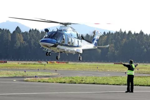 Za posadko policijskega helikopterja in ekipo reševalcev na Brniku je naporen konec tedna. / Foto: Gorazd Kavčič / Foto: 