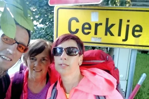 Na startu v Cerkljah: sestrični in bratranec so krenili proti obali. / Foto: osebni arhiv / Foto: 