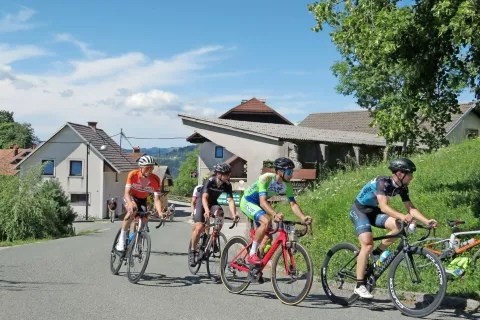 Iz Poljan na Stari vrh se je podalo več kot 170 kolesarjev. / Foto: Hermina Jelovčan / Foto: 