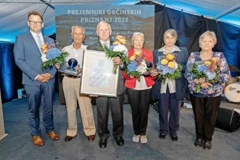Župan Medvod Nejc Smole (levo) z letošnjimi občinskimi nagrajenci / Foto: Peter Košenina / Foto: 