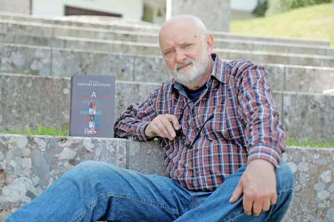 Miha Naglič na kresni dan v zunanjem ambientu Muzeja Žiri / Foto: Tina Dokl / Foto: 