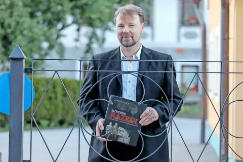 Dr. Jože Možina z zgodovinsko monografijo o slovenskem razkolu / Foto: Tina Dokl / Foto: 