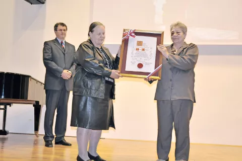 Metka in Jožejka Debeljak z listino o imenovanju očeta dr. Tineta Debeljaka za častnega člana Muzejskega društva Škofja Loka, levo A. Igličar, septembra 2009 / Foto: Tina Dokl / Foto: 