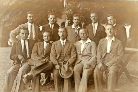 Prvo srečanje loškega profesorskega ceha na vrtu gostilne pri Balantu (zdaj je na tem mestu avtobusna postaja) leta 1930. Opis fotografije je v besedilu. / Vir: Zgodovinski arhiv Ljubljana, Enota v Škofji Loki / Foto: 