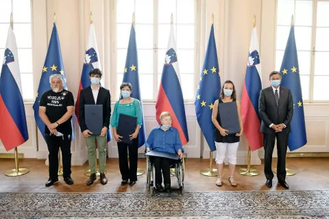 Priznanje je dobil tudi Gašper Zevnik (drugi z leve). / Foto: Urad predsednika Republike Slovenije / Foto: 