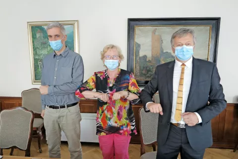 V dobrem razpoloženju pred festivalom: Domen Marinčič, Marija Kolar in Ciril Globočnik / Foto: 