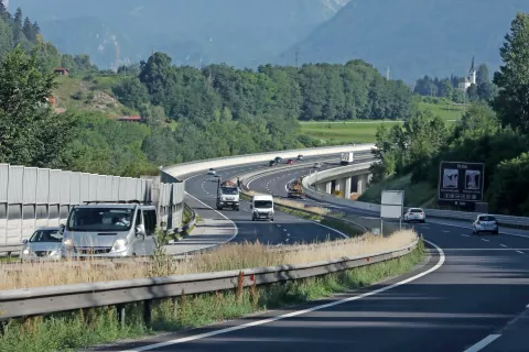 Obnovitvena dela se bodo predvidoma začela avgusta in trajala dva meseca. Na DARS-u zastojev ne pričakujejo. /Foto: Gorazd Kavčič / Foto: 