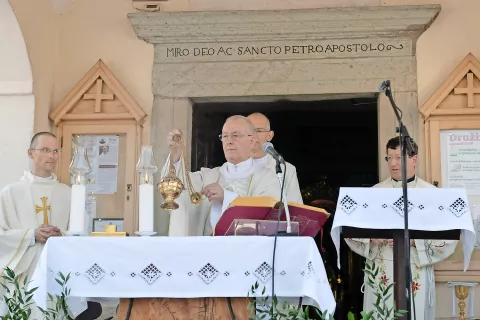 Pater Jože Roblek je v Preddvoru praznoval zlato mašo. / Foto: Primož Pičulin / Foto: 