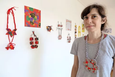 Arijana Gadžijev oblikuje tekstilni nakit z motiviko ljudskega izročila slovanskih dežel. / Foto: 